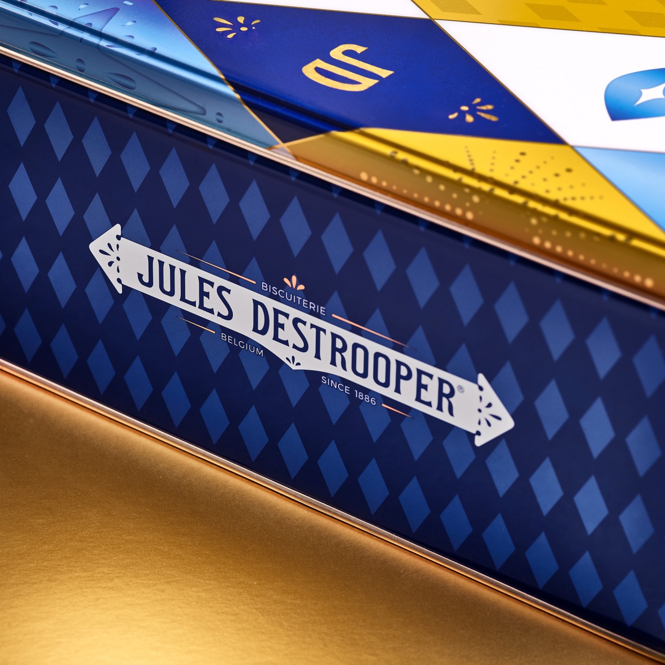 Quatre Mains package design - packaging design, tin