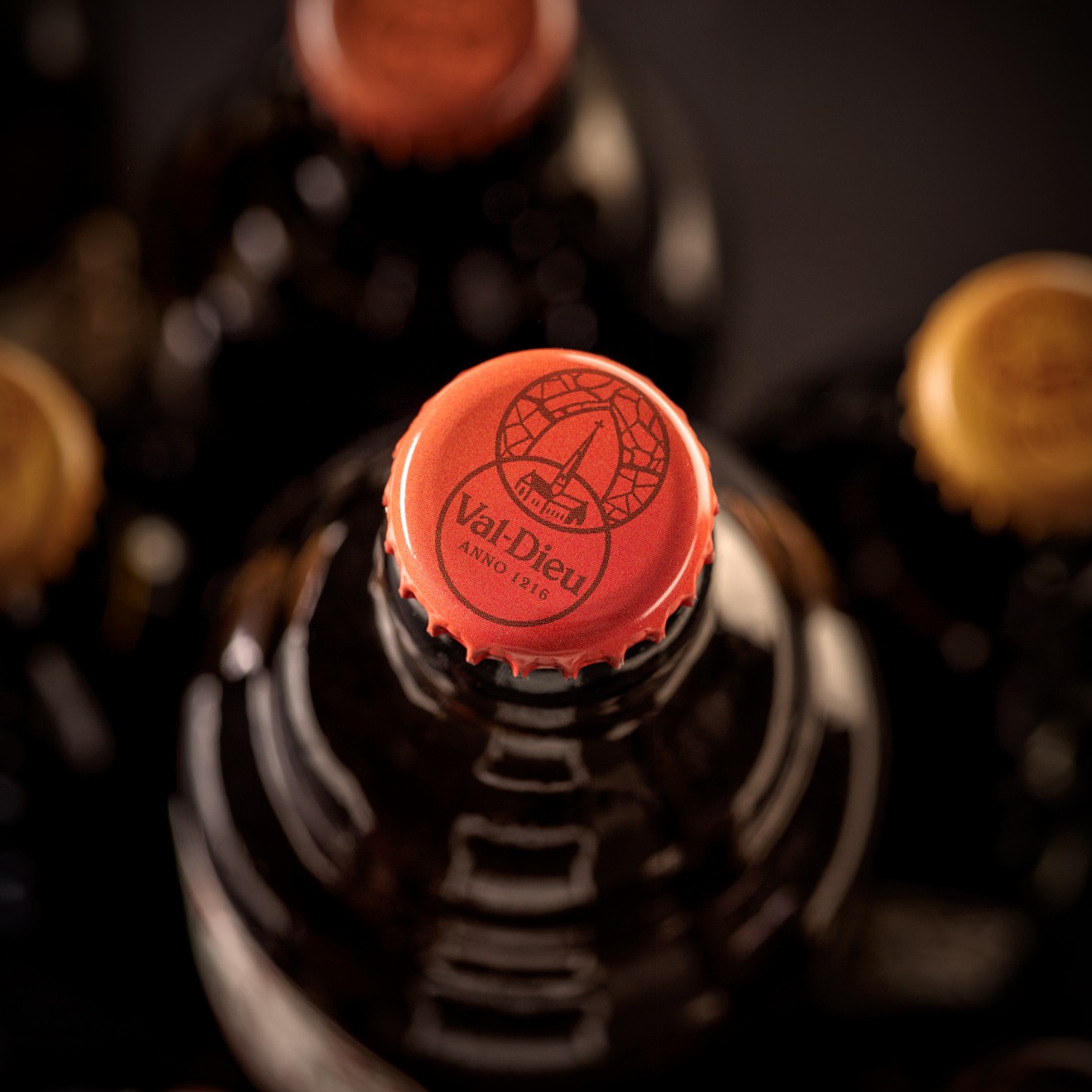 Quatre Mains package design - kurk, kroonkurk, copper foil